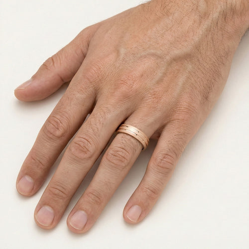 Alliance en or rose avec diamant