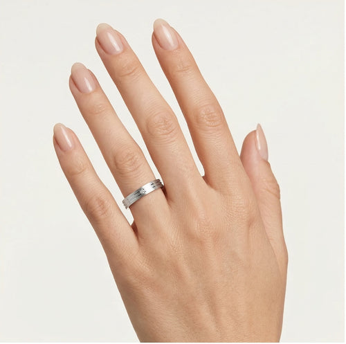 Anillo de boda solitario de oro blanco con líneas