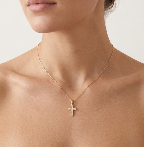 Pequeña cruz de oro con zirconia cúbica