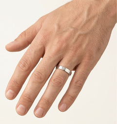 Elegantní snubní prsten z bílého zlata