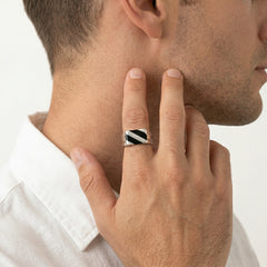 Pánský prsten ze stříbra se smaltem, diagonální design