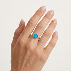 Bague carrée plate en opale bleue