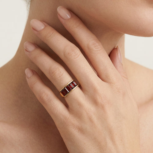 Prsten ze žlutého zlata se zářivými broušenými granáty