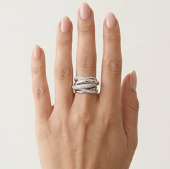 Anillo macizo de plata de ley con diseño retorcido