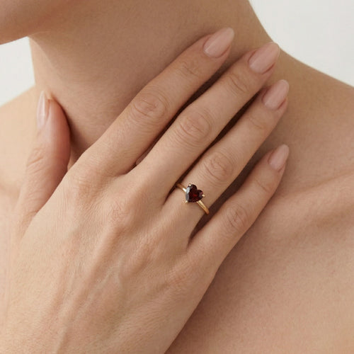 Prsten ze žlutého zlata ve tvaru srdce s granátem