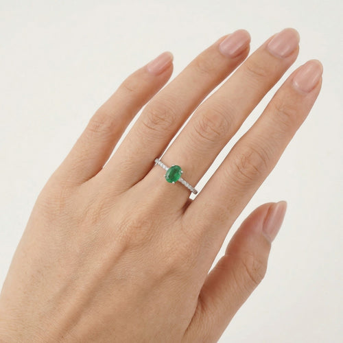 Anillo clásico de oro blanco con diamante y esmeralda