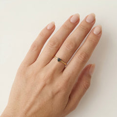 Zlatý prsten s broušenýcmi přírodními onyxy