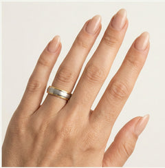 Alliance arrondie épaisse en or jaune et or blanc