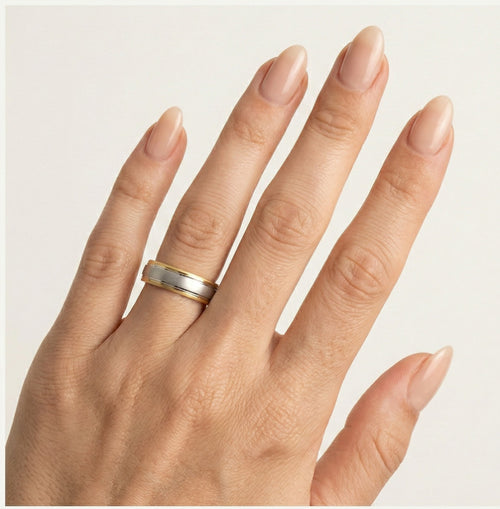 Anillo de boda grueso y redondeado en oro amarillo y blanco