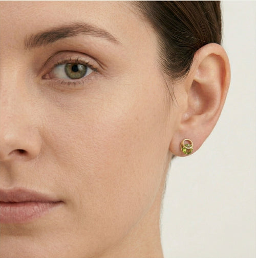 Boucles d'oreilles élégantes en forme d'éclipse avec des moldavites rondes.