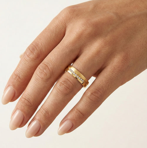 Bagues de mariage avec coupe mate autour de l'anneau