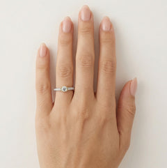 Bague de fiançailles intemporelle en diamant taille ronde