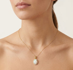 Goldanhänger mit weißem Opal