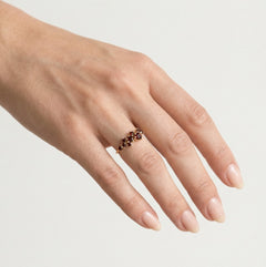 Dámský prsten s kulatým granátem a společným zasazením zářezů