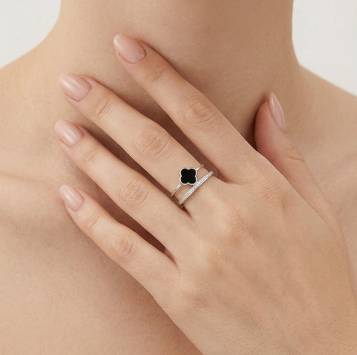 Anillo de plata con ónix y circonita cúbica