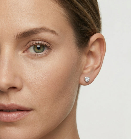 Weißgoldene Herzstecker mit kleinen Zirkonia