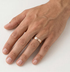 Dvoubarevný hranatý snubní prsten