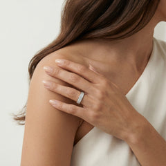 Bague en or blanc avec rangées horizontales de zircones cubiques