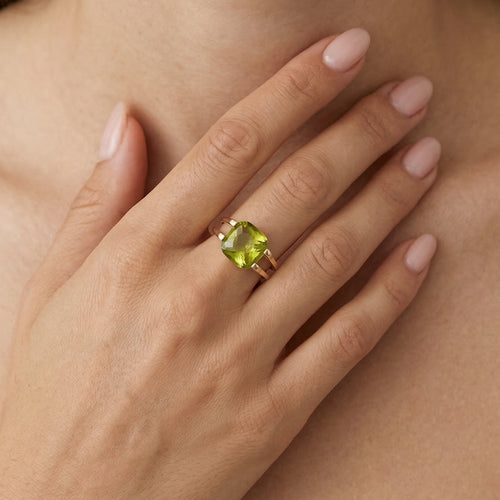 Dámský zlatý prsten s polštářkovým vltavínem