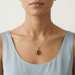 Resplandor encantador en oro amarillo con piedra de moldavita y rodeado de granates