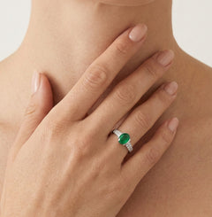 Nefritový prsten osazený v polo lunetě