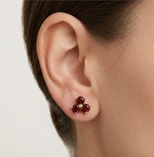 Zlaté náušnice se třemi kuličky granátu