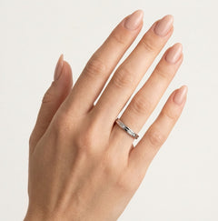 Bague de mariage fine en or blanc poli