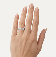 Anillo de boda solitario en oro blanco con acabado mate