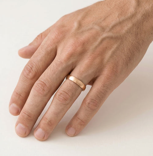 Bague de mariage simple mate en or rose.