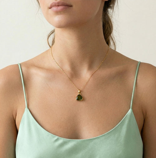 Trilliant-Moldavit-Anhänger mit V-Krappenfassung