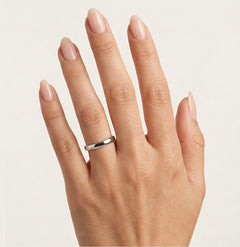 Nadčasový tenký snubní prsten z bílého zlata