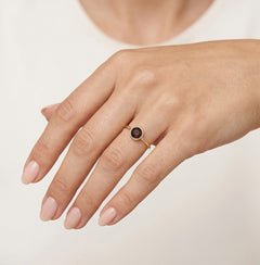 Anillo elegante para mujer con granate redondo en talla facetada fine step