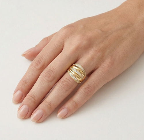 Zlatý prsten s lesklými kubickými zirkony