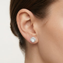 Stříbrné náušnice  s perlami ve tvaru čtyřlístku