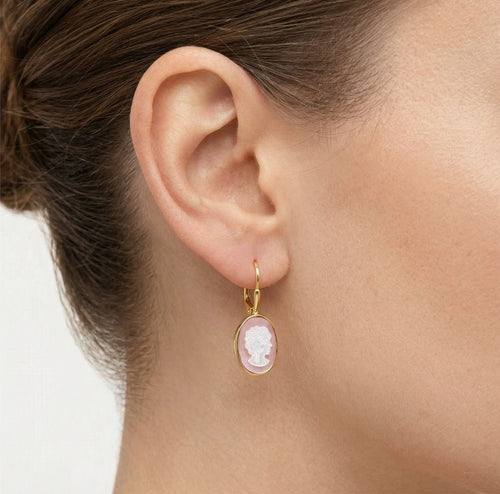 Pendientes clásicos de oro con camafeo