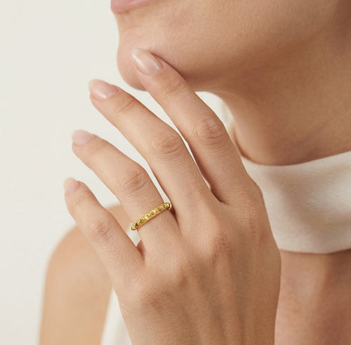 Zlatý prsten ve tvaru pyramidy