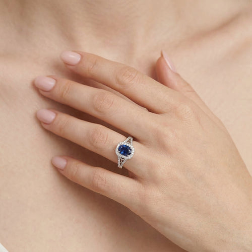 Anillo único de oro blanco con diamante y zafiro