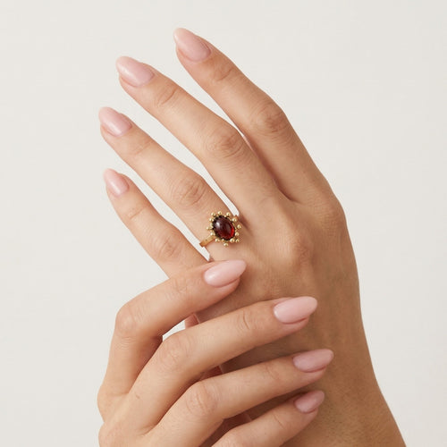 Anillo de oro con granate ovalado de talla escalonada fina