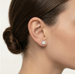 Zlaté náušnice s bílým opálem