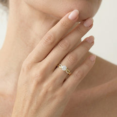 Bague en or jaune avec design en forme de vague.