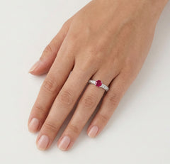 Sparkling white gold ring with ruby and diamonds