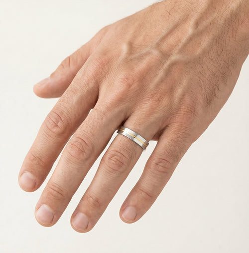 Anillo de boda pulido de oro blanco y amarillo