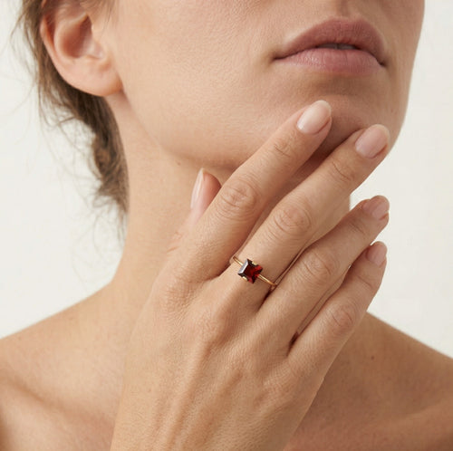 Bague en or jaune avec grenat solitaire.