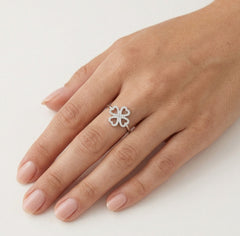 Stříbrný prsten s designem čtyřlístku