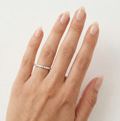 Alianza de boda delgada de oro blanco brillante