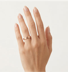 Bague de mariage en or rose avec symboles