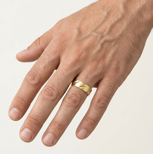 Eleganter Hochzeitsring aus Gelbgold mit detaillierten Gravuren