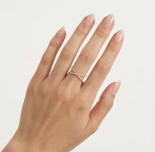 Anillo de oro con circonitas cúbicas entrecruzadas