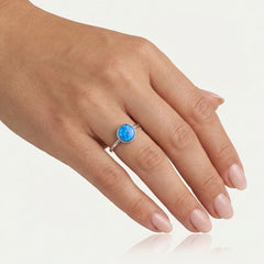 Ring mit rundem blauem Opal