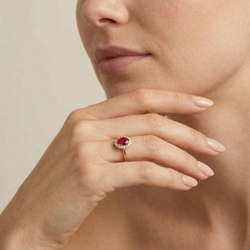 Anillo con rubí rojo y circonita cúbica